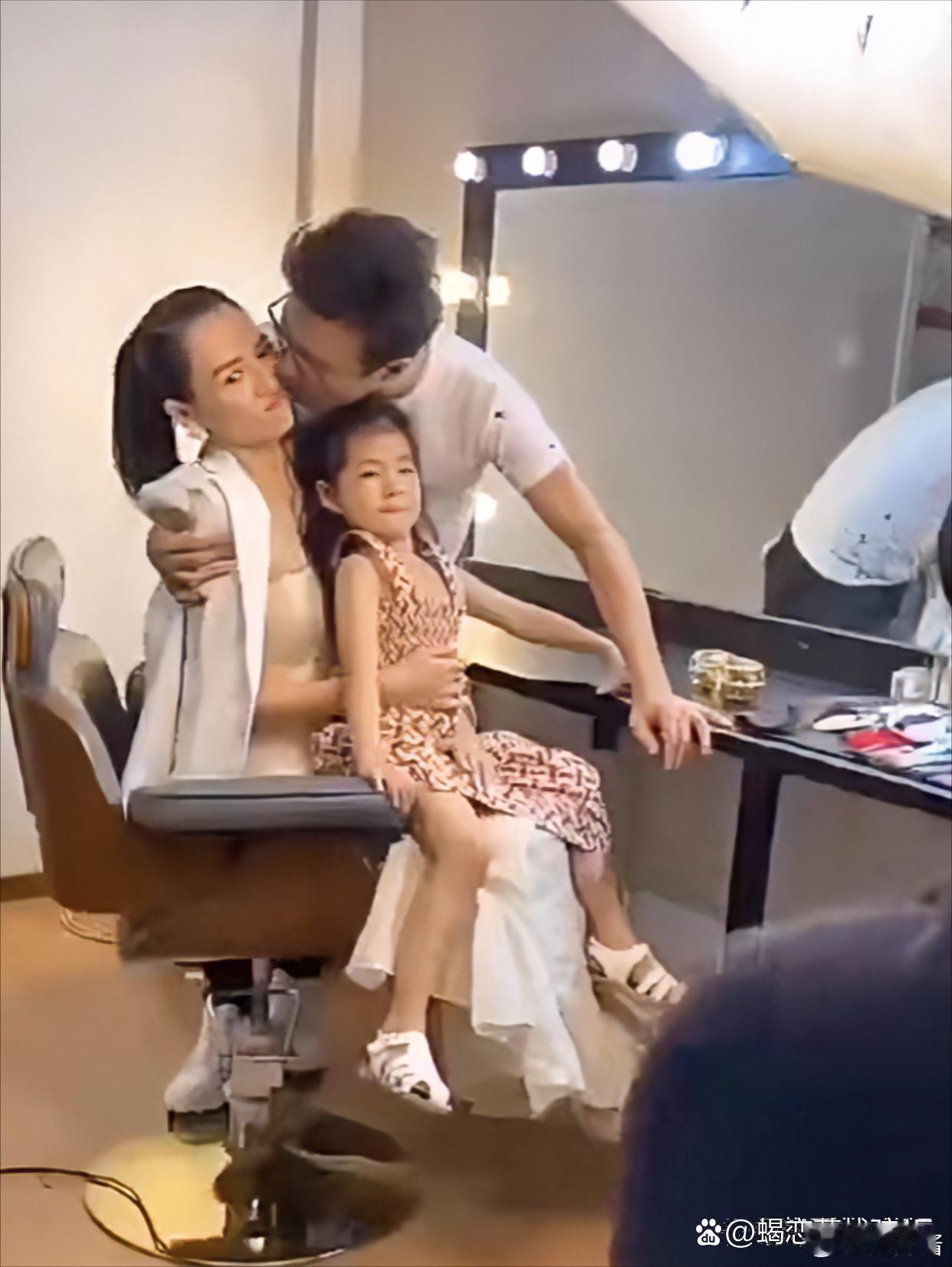 汪峰亲章子怡，她显得不太愿意，或许那时她的感情已经变了 ​​​