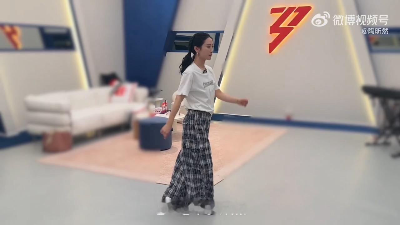 陶昕然李心洁看粉丝露出姨母笑在看陶昕然vlog，好有活力朝气 