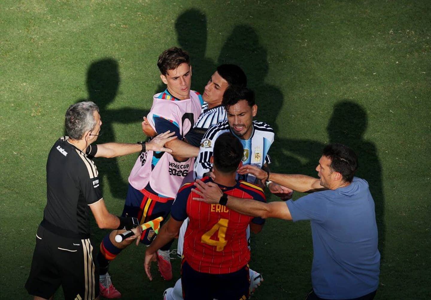 【TA：FIFA调查世界杯决赛西阿冲突】世界杯决赛结束后，西班牙与阿根廷球员爆发