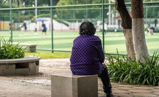 66岁阿姨散步突发心梗去世，医生警示：老人常犯的几个错误

在现代社会，随着生活