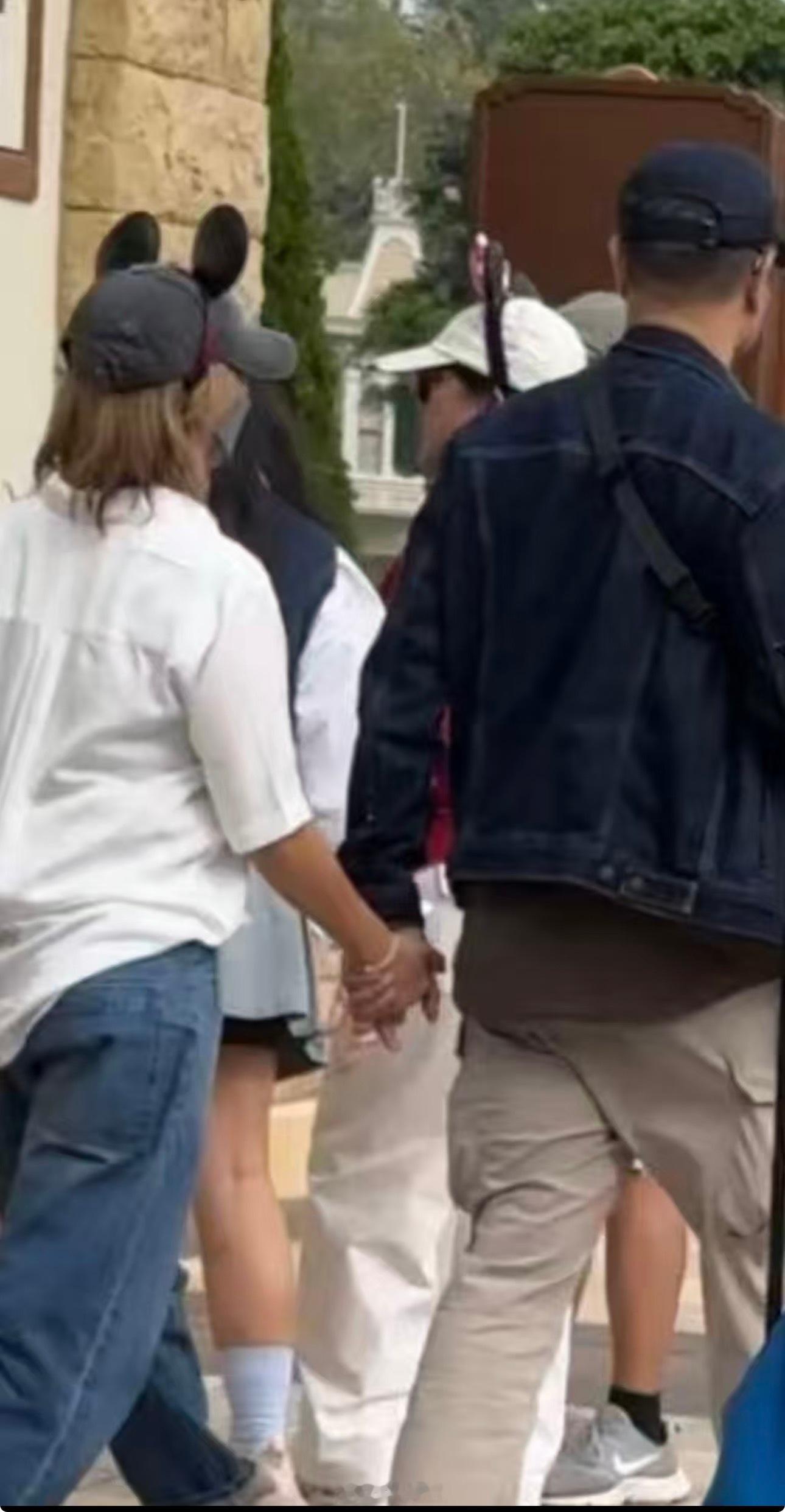 迪士尼偶遇孙燕姿夫妇迪士尼偶遇孙燕姿和老公牵手 迪士尼偶遇孙燕姿和老公牵手，背影