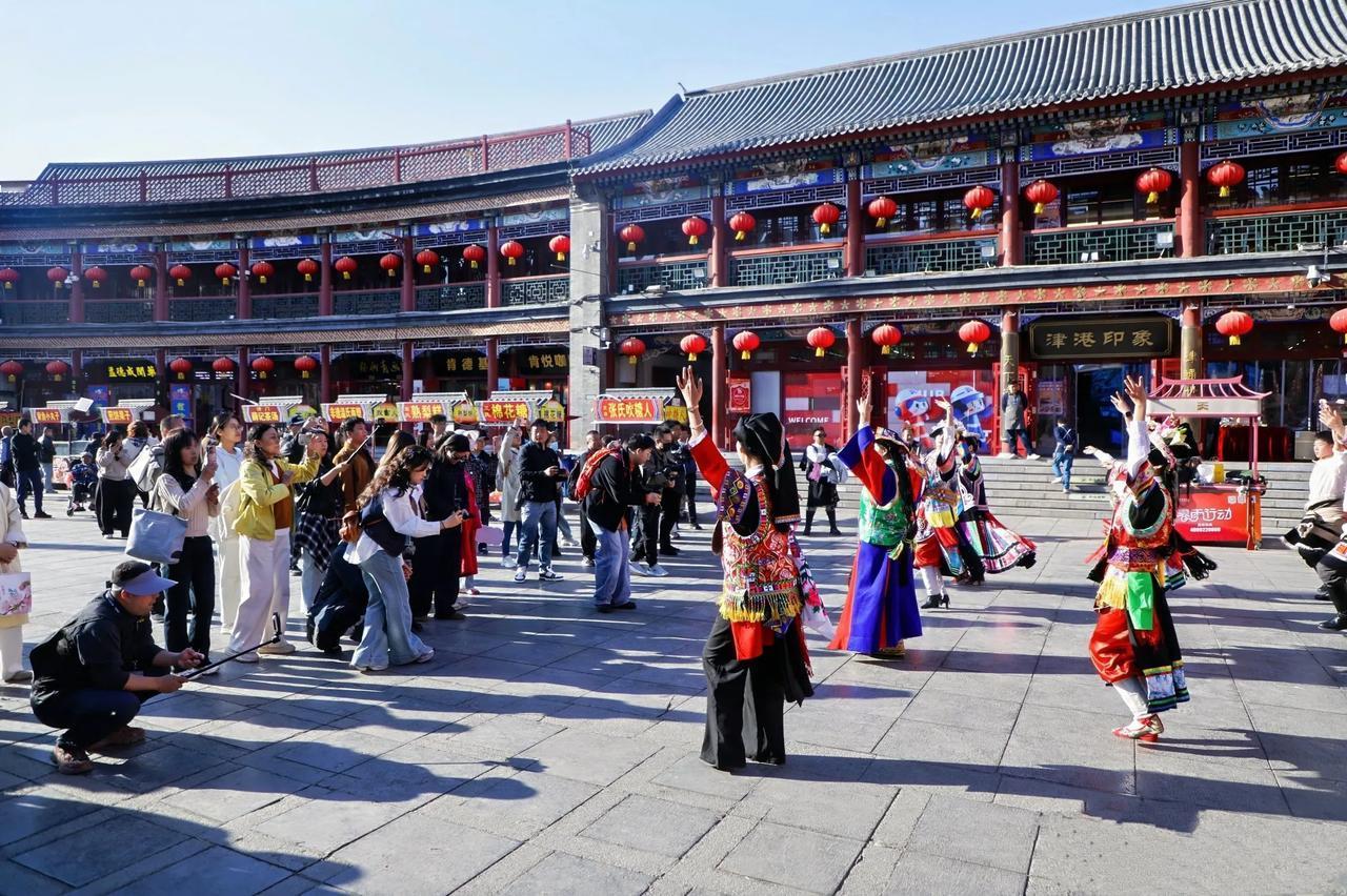 4月7日下午，一场充满民族风情的快闪亮相天津古文化街。在古色古香的街巷里，来自舟