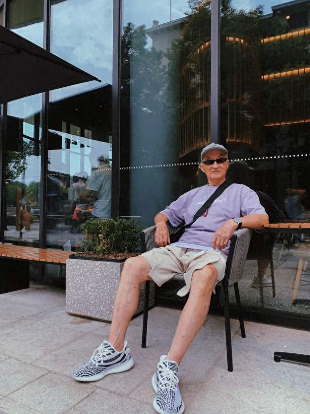 88岁患癌爷爷叮嘱趁能动多穿漂亮衣服，和40年教学生涯有何关系？