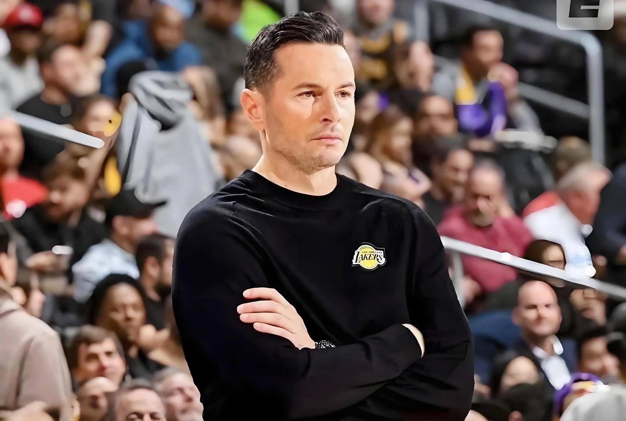 　湖人内讧的三大原因，第一大原因是：雷迪克的执教风格，喜欢高压球员，想掌握完全的