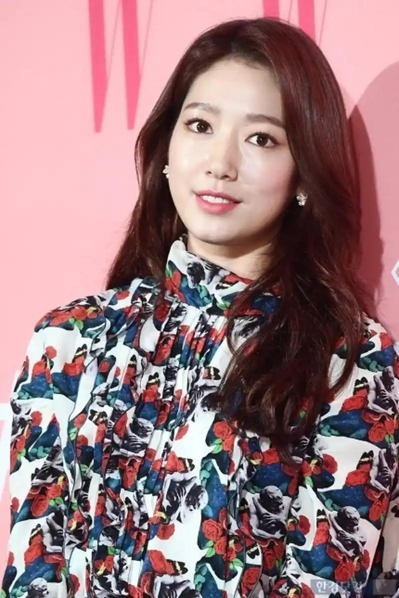 2026年1月17日，tvN与Netflix同步开播的《卧底洪小姐》引发热议，朴