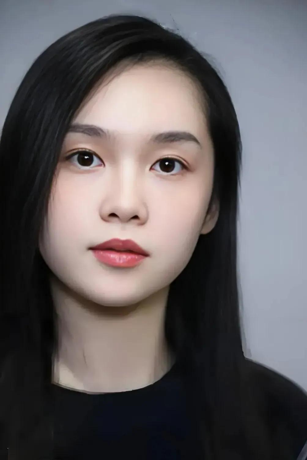 追剧巜以法之名》   该剧只描写扫黑打伞，没有描写男主、女主谈恋爱的情节，洪亮和
