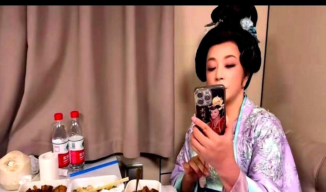 75岁，别人带孙子，她带剧本。
 
2025年，她一头扎进微短剧，三天拍一部，五