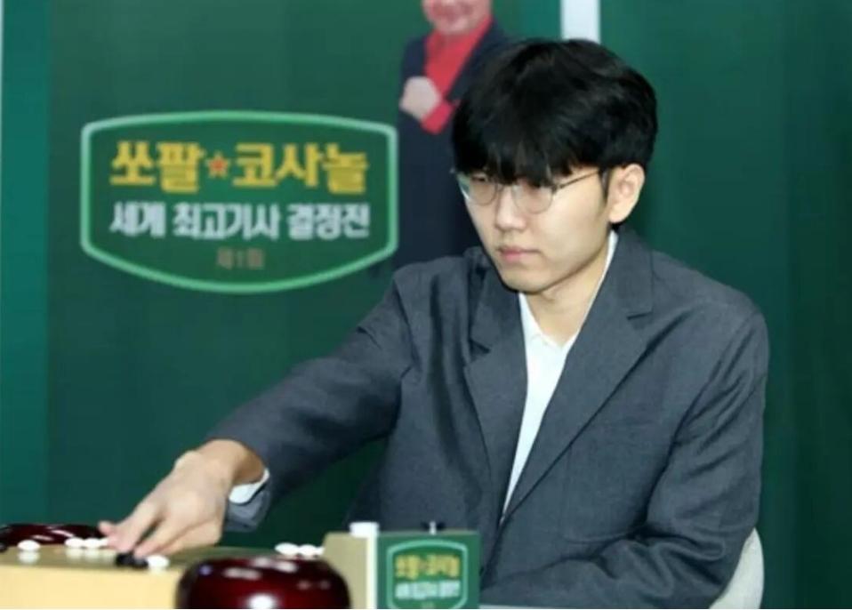 三胜申真谞~拼字当头拿下决胜局


韩国举办的首届世界围棋最高棋士战由中国屠晓宇