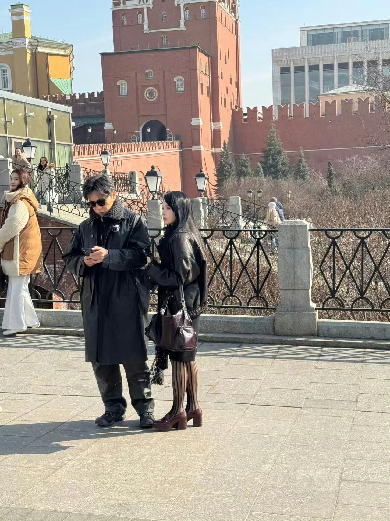 伊能静这状态，说她二十来岁也毫不违和。即便已是两个孩子的母亲，她的发量依然丰盈，