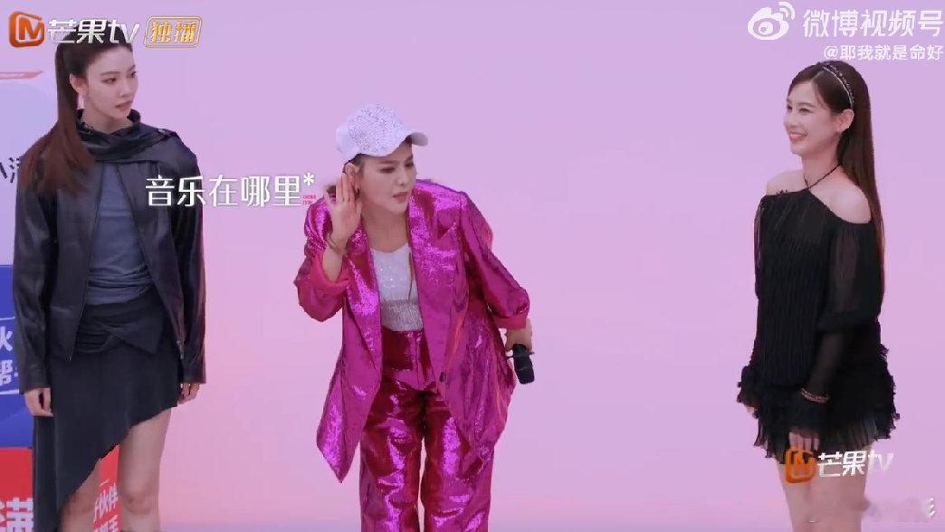 乌兰图雅教宋妍霏和黄圣依跳舞乘风2026亲自指导黄圣依学习舞步，耐心细致教学模样