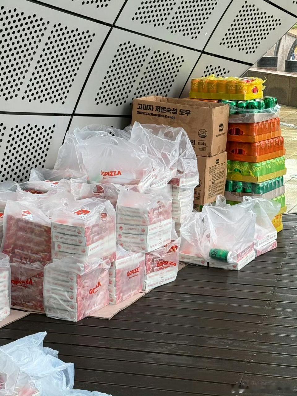 beast组合逆应援 粉丝自己领 一人一盒披萨 还是年纪大的知道疼人啊 ​​​