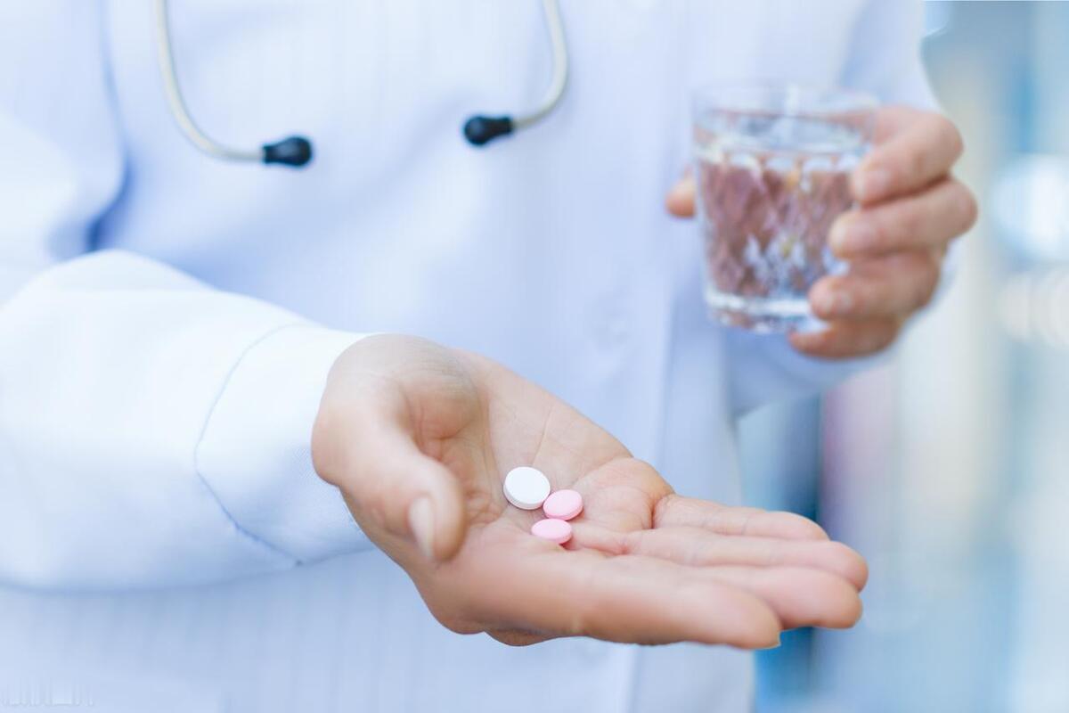 酒精肝的三大时期：症状不同，一旦出现，立即戒酒！

酒精对肝脏的伤害不是突然发生