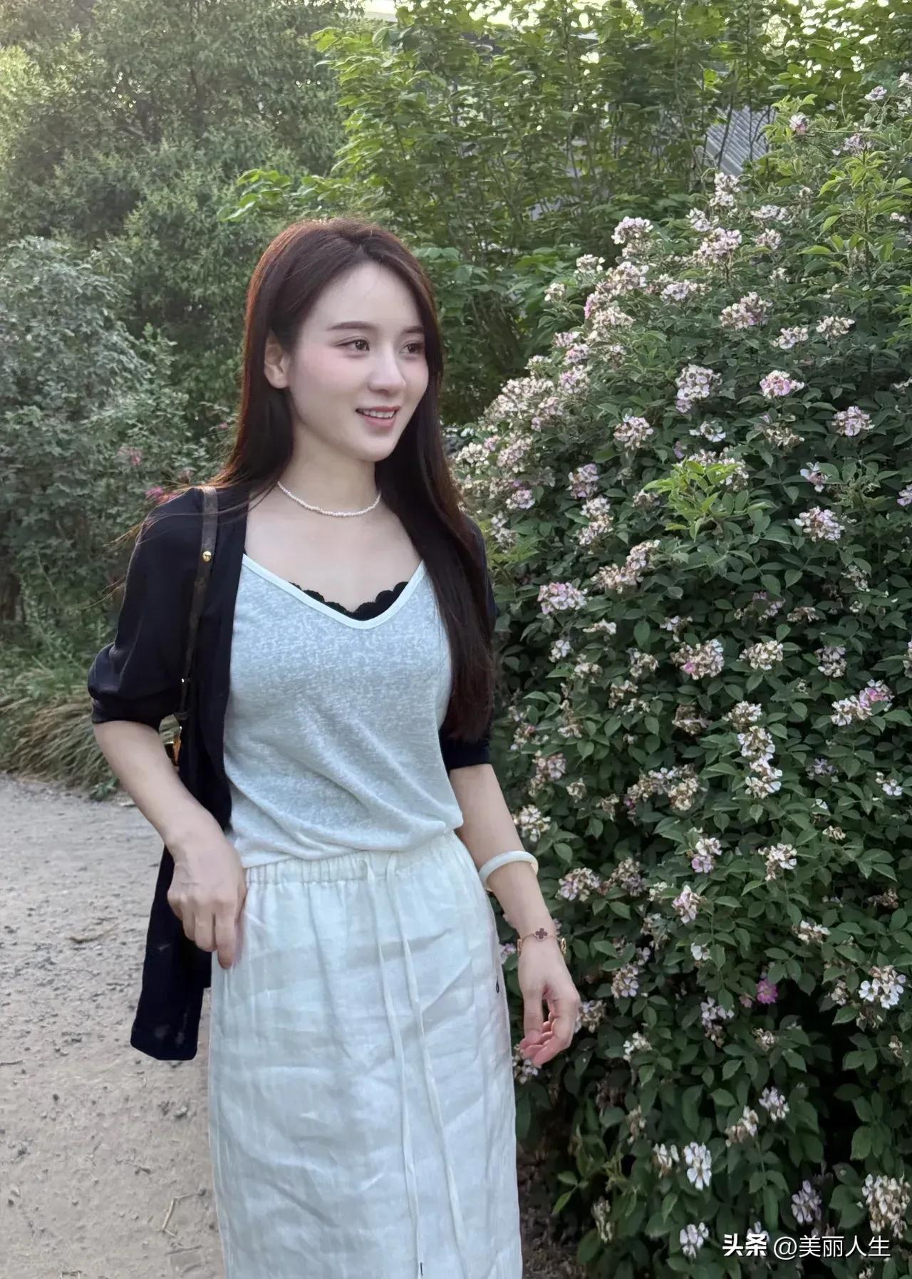 花间美人笑，春风满面来。