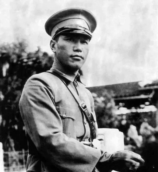 老蒋第一次下野时，本以为那些国民政府高层都会来给他送行的，可是没想到当他站在南京