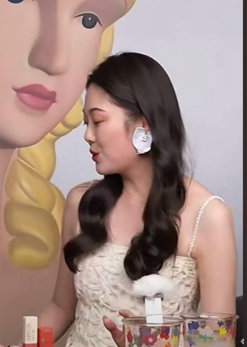 晚晚直播 让妆晚晚怎么还需要助理让妆啊，好不体面呀[二哈] ​​​