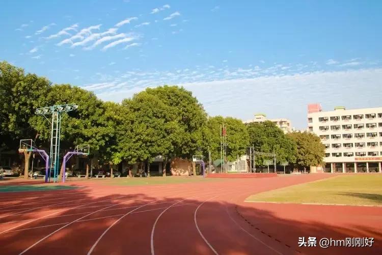 网上吐槽学校教育的很多，总结了一下，主要吐槽点有:
1、延时托管加重了学生及老师