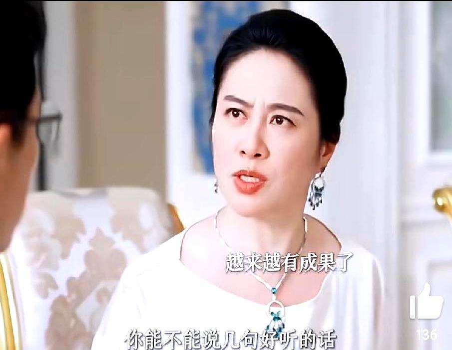 四十六岁的影后掐着腰，指着镜头大骂一句滚犊子，硬生生砸出三天十亿播放量的惊天王炸