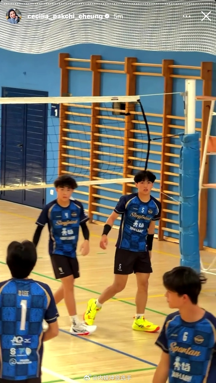 张柏芝晒二儿子打球正脸张柏芝晒15岁二儿子打排球 张柏芝晒二儿子打排球，15岁小