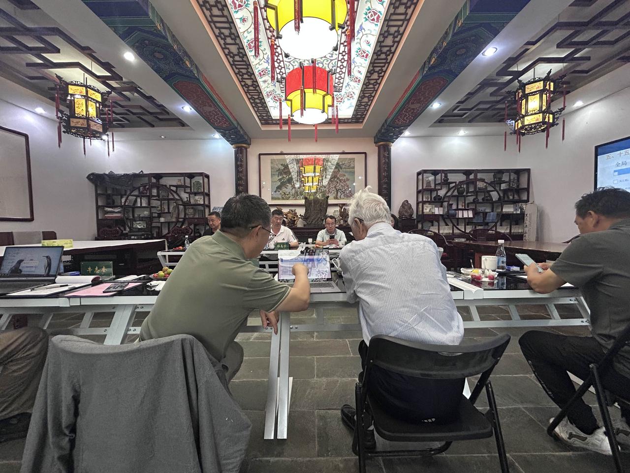 今天去南城开了一个有关教育问题的会议，这是一个老教授正在和门生交流…