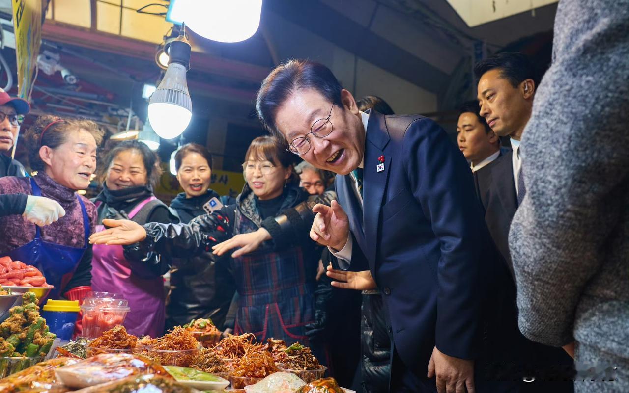 【上班哪有干饭有意思😆😆😆】23日，韩国总统李在明在结束国务会议后，（迫不