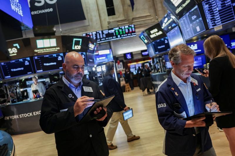 预测纳斯达克指数未来走势，有两种观点值得关注。
一种认为下周会震荡下跌。从日线看