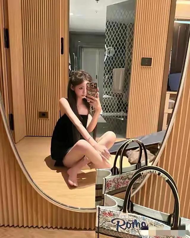 娇柔腰柳的懒懒骚首弄姿频繁地晒王思聪的豪宅，这样的举动无非是向大家宣布：她才是王