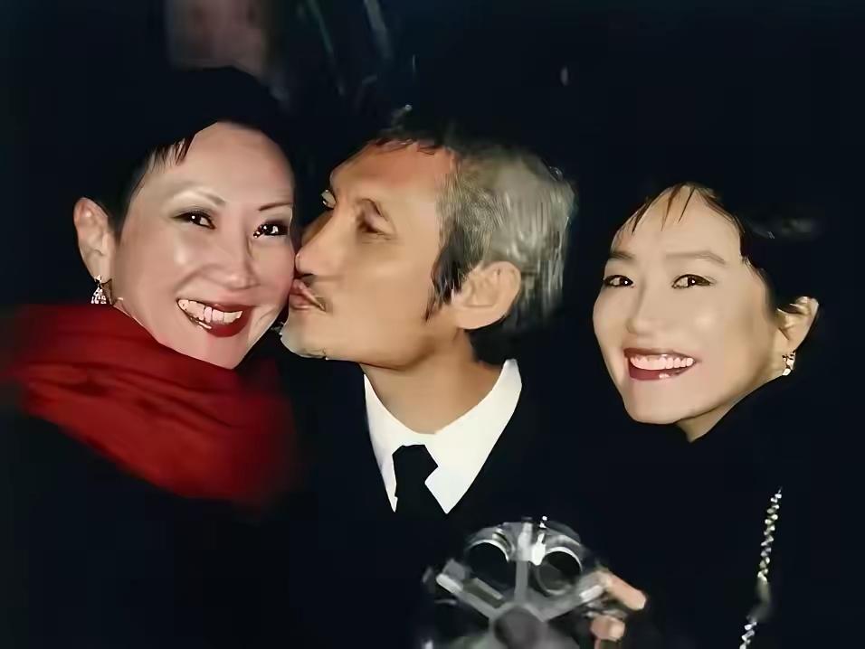 1993年，施南生找大作家亦舒借钱，一向嘴尖牙利的亦舒，毫不客气的对她说：“给男