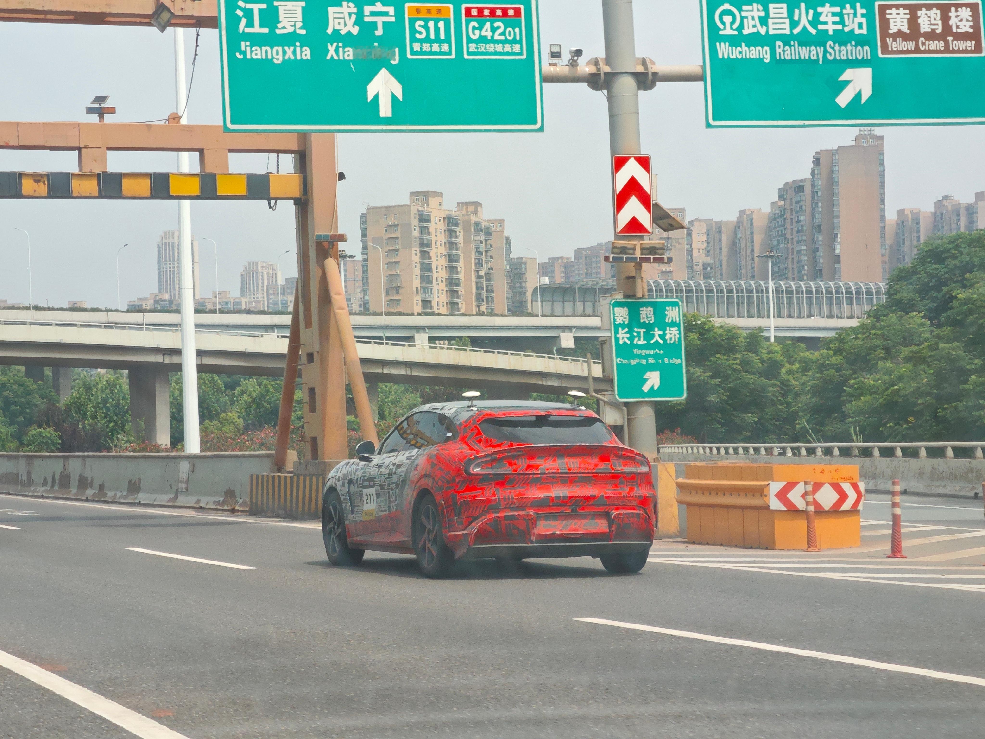 小米YU7的辨识度太高，贴着伪装膜也能一眼认出来。 ​​​