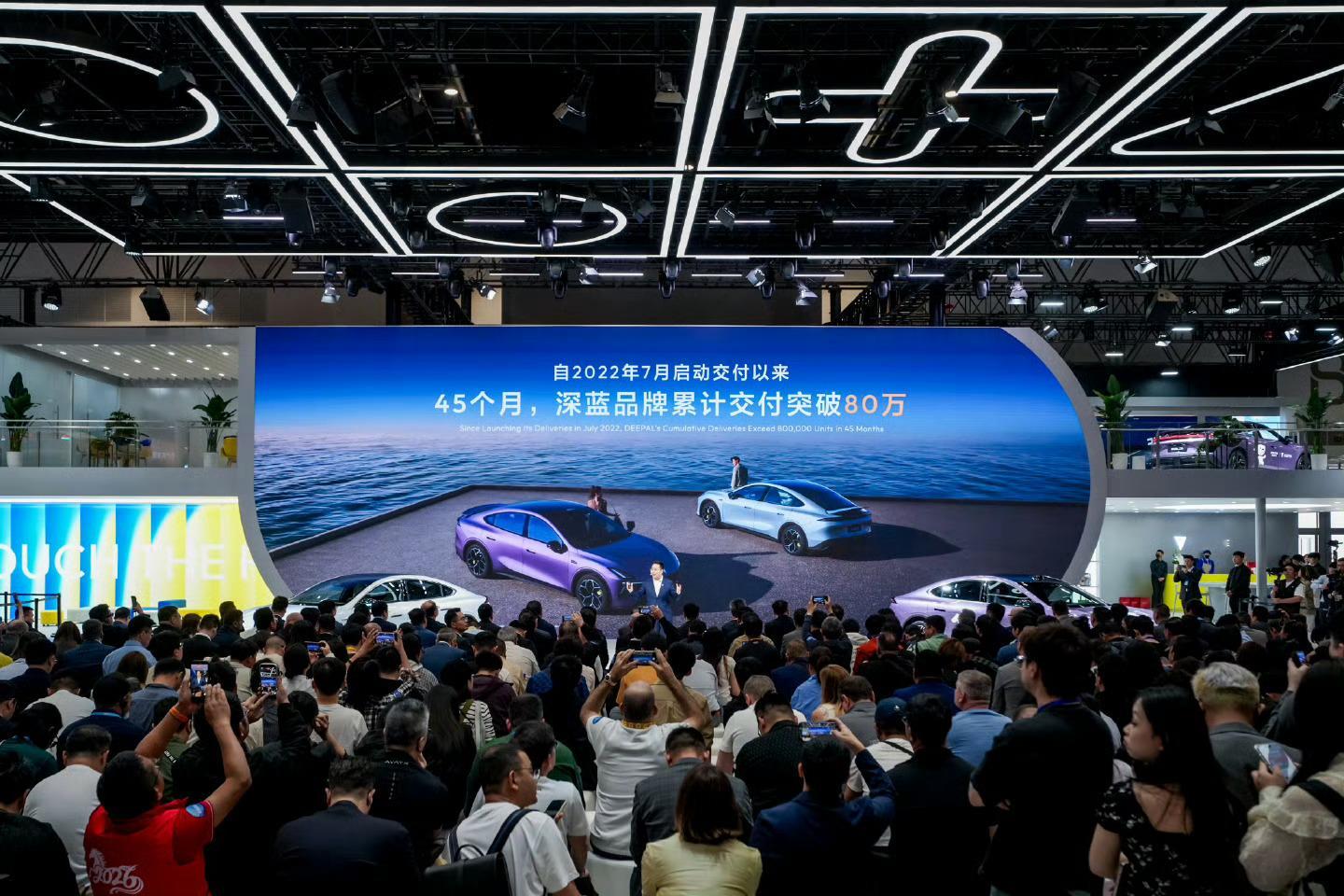 北京车展看深蓝上午在深蓝展台，参加完深蓝L06系列上市发布会！好家伙，这车是真的