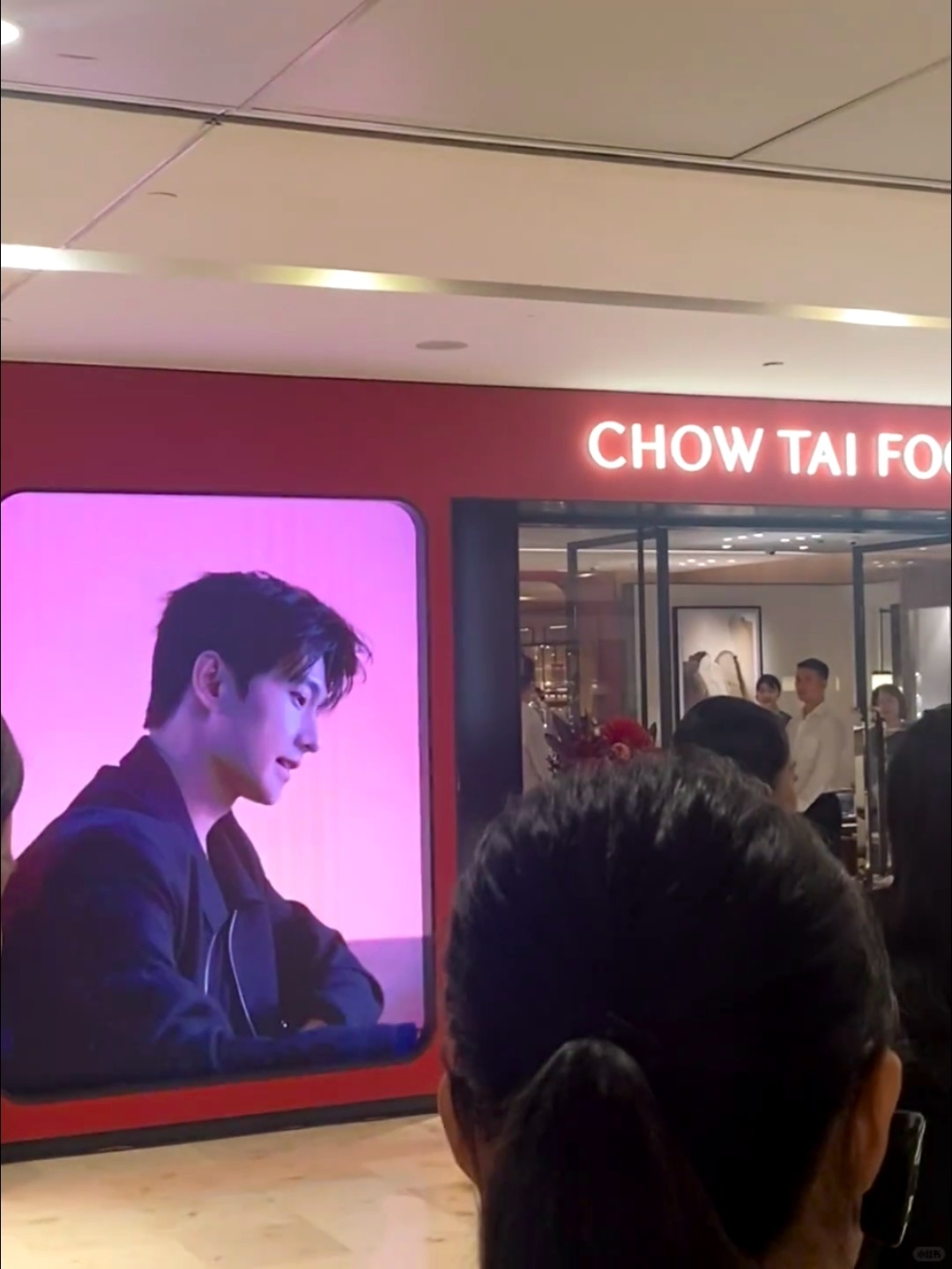 杨洋 周大福德基店选今天开业哈哈哈哈哈真是商业奇才！！！看过娇兰看我的，一举两得