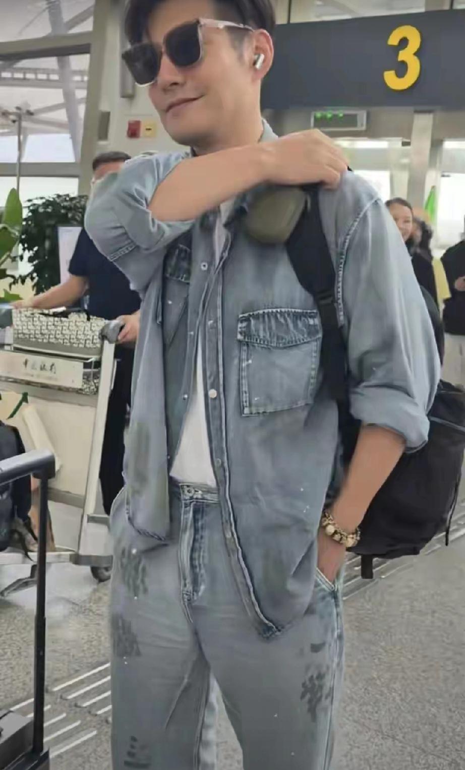 严屹宽机场生图杀疯了！45岁状态逆天，网友：这颜值太不讲理
 
     近日，