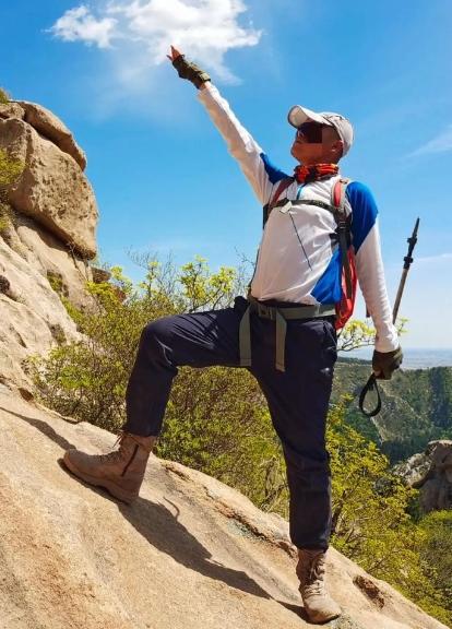 “冤不冤？”山东济南，63岁男子花69元参加登山活动，登山后，男子脱离55人的队