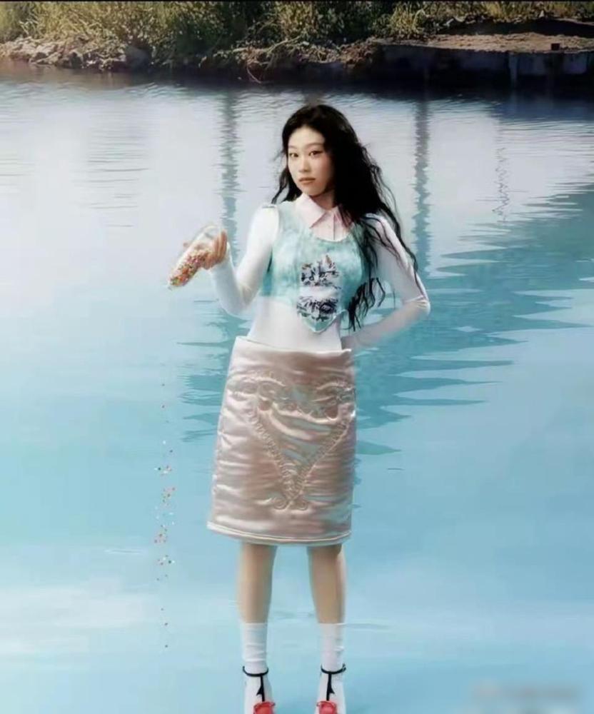 小沈阳的女儿在台上唱劈了，宋晓峰的女儿在三亚玩嗨了，东北这两位顶级谐星的后代，最