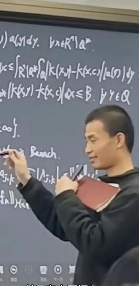 北大韦神的课，真不是一般人能听的。

我年轻那会在隔壁读工科，自认高数线代都是满