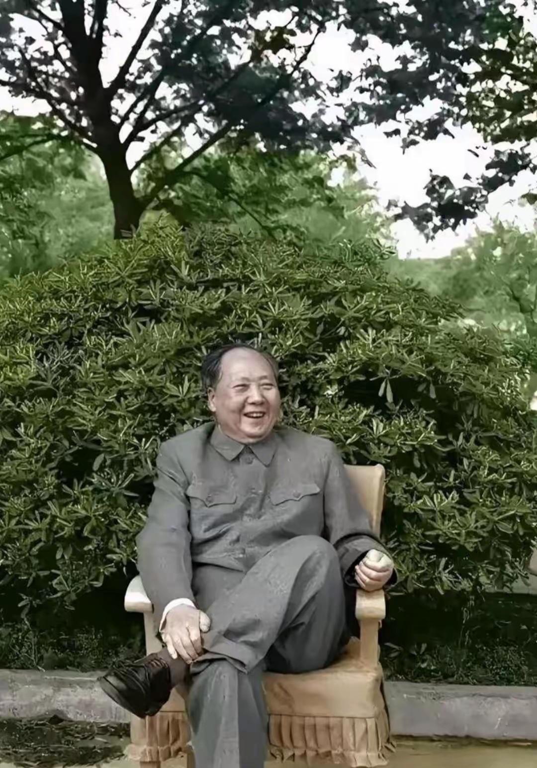 绿树成荫的小院里，没有警卫森严，没有镁光灯闪烁，只有一把再普通不过的藤椅。毛主席