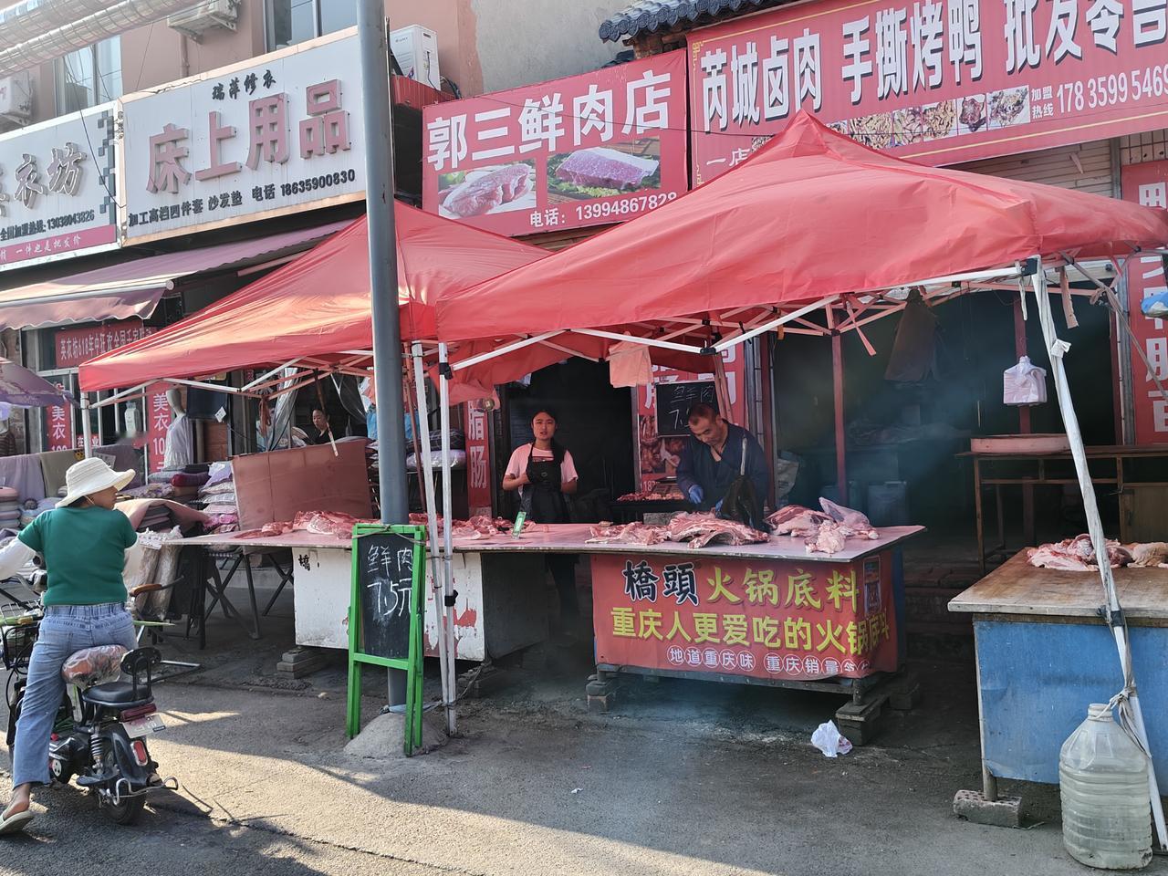 瞧瞧，在我们运城盐湖西街早市，鲜猪肉才卖7.5元一斤，这估计是这几年卖的最低价啦