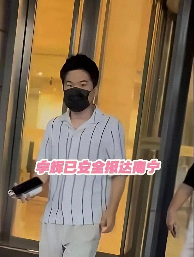 董宇辉已经安全抵达了南宁，明日他还有一个5分钟左右的演讲。

董宇辉这回只带刘队