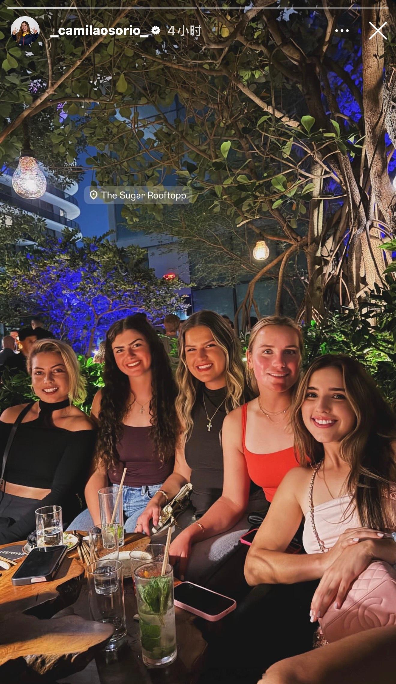 肯宁、奥索里奥一起聚会。 