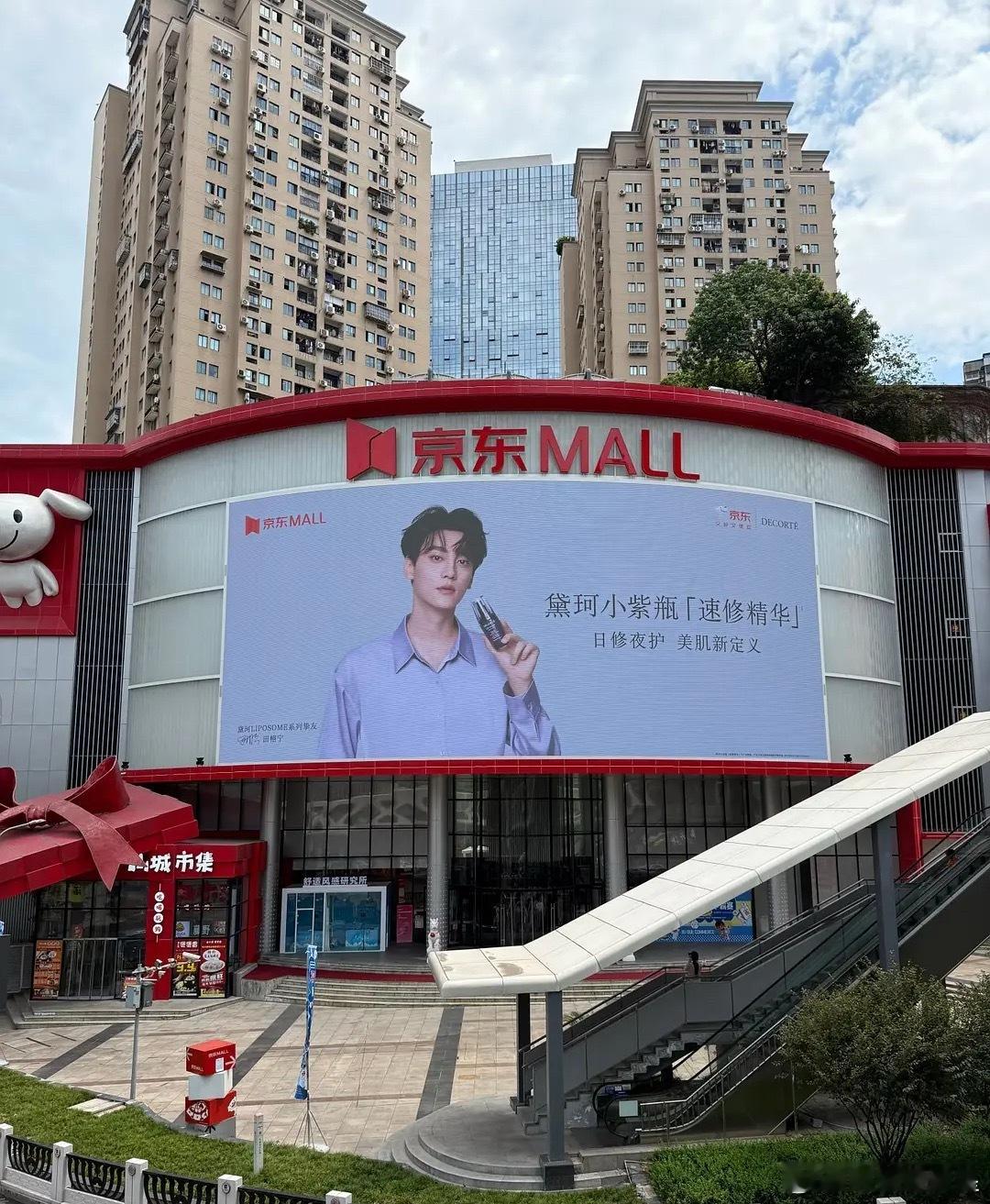 看来品牌方真的很满意田栩宁啊，不止线下10个城市的地广，爱奇艺，微信等平台也铺了