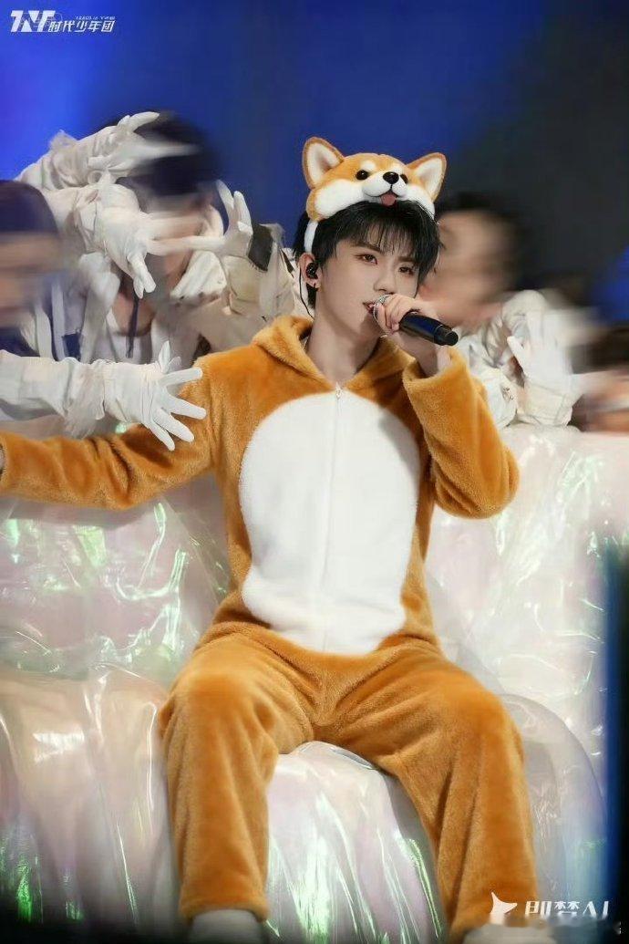 疑似时代少年团六周年造型引发关注，同时张真源参与培训的信息被热议，组合纪念节点造