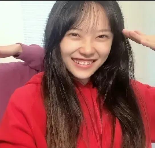 “挖呀挖”黄老师不美颜滤镜也挺好看的，长发飘飘，标准的鹅蛋脸，长相十分的清纯，笑
