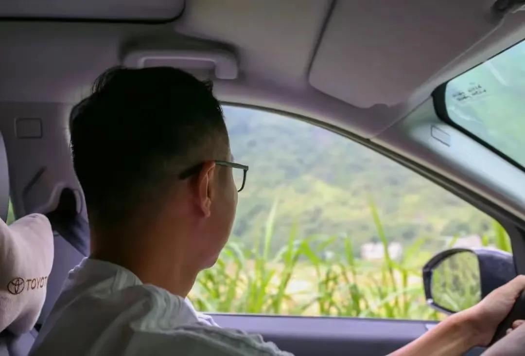 上官正义为何不向有关部门反映，而是网络举报？他接受采访时承认:担心当地关系网，线