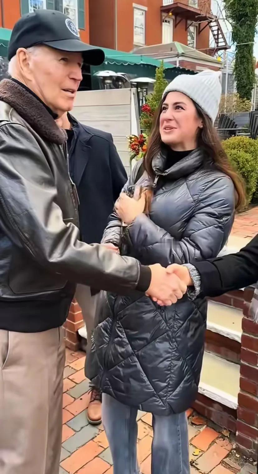 退休后的拜登还挺有活力的，11月26日，83岁的他带家人到“富人岛”过感恩节，还