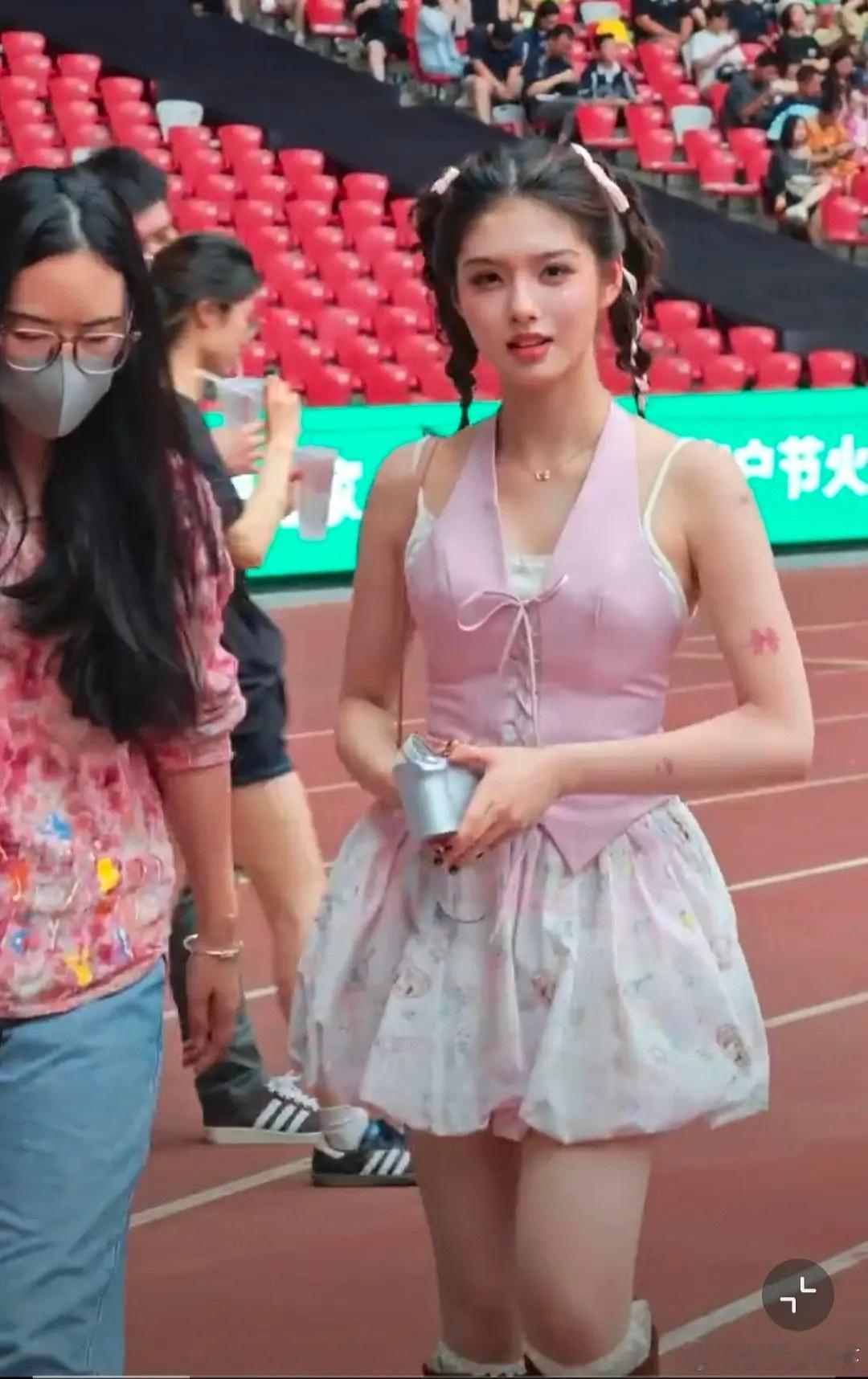 艾米这衣品怎么样，原本搭配是这样的，她给拆开了还加了一个吊带 