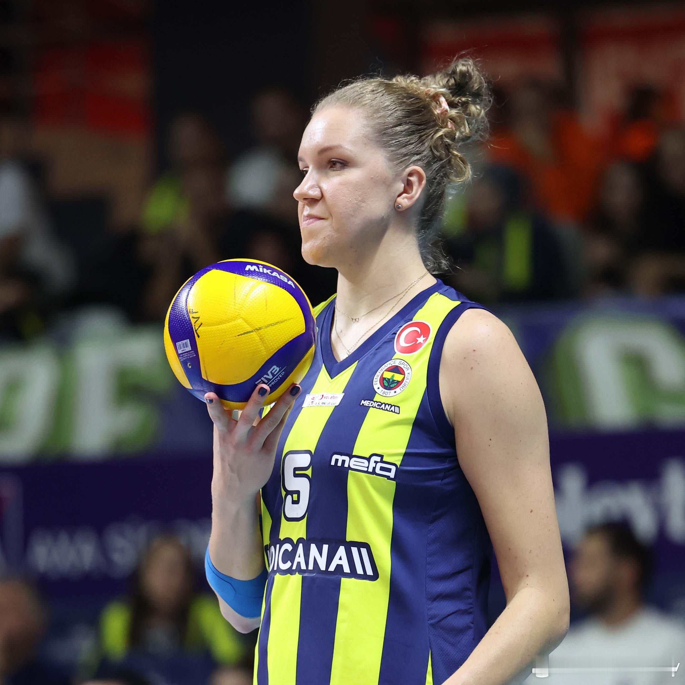 关于加盟费内巴切这支众星云集的阵容，包姐科尔内鲁克表示：