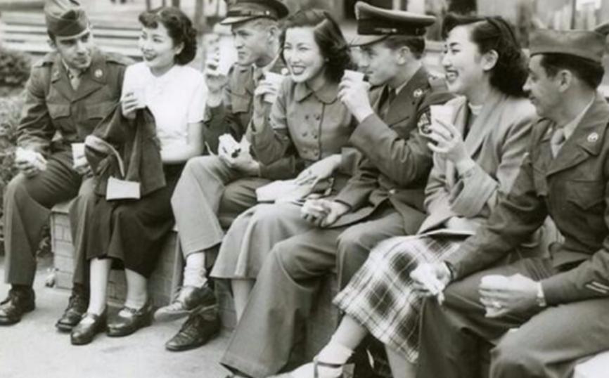 二战时期，美国军队在欧洲寻欢作乐，留下了无数私生子。据称，他们光与英国女人就留下