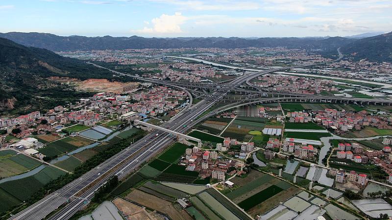 之前翻福建城市建成区数据的时候，就觉得泉州的格局卡得太可惜了。现在厦门建成区差不
