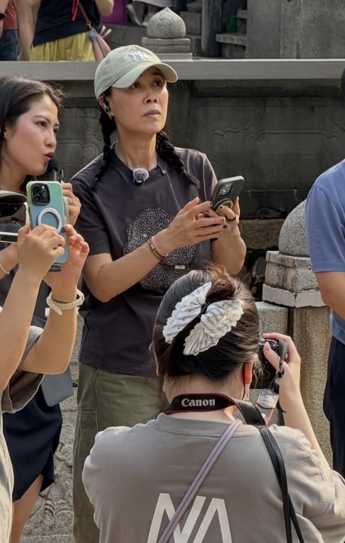 佛山祖庙偶遇那英老师，这姐咋这么接地气呢！这衣服这穿搭真的就是好普通，而且还是纯