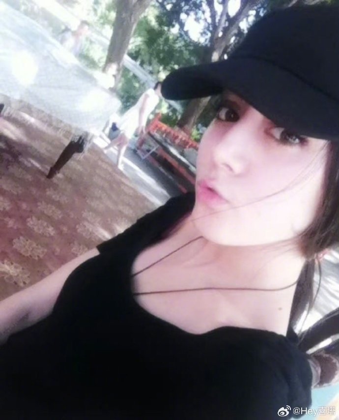 迪丽热巴姐非过没丑过考古的风又吹到了迪丽热巴毋庸置疑的美貌，翻不出黑历史的一张脸