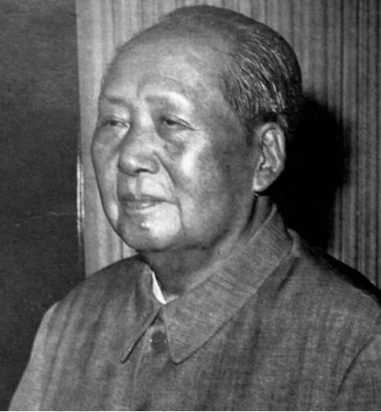 1976年1月30日，除夕夜万家团圆时刻，中南海游泳池冷冷清清，昔日指点江山的伟